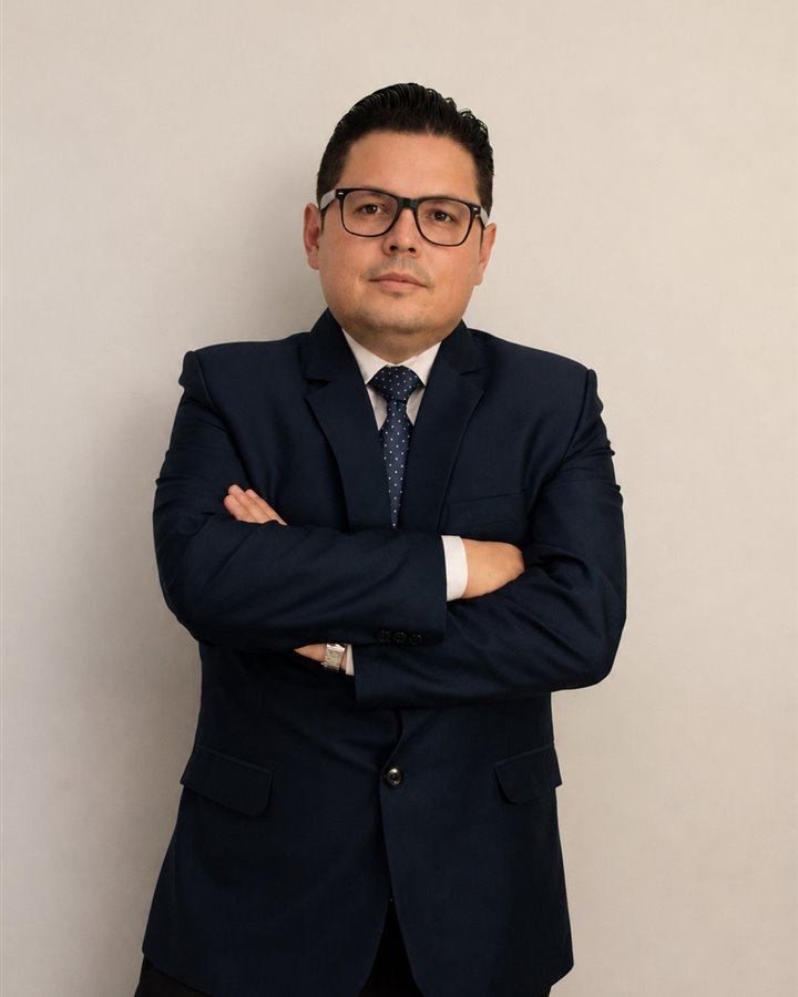 Retrato profesional de Vicente Albino Bustamante Segarra